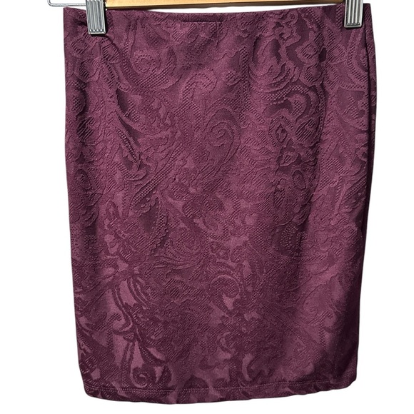 Elegant Lace look Pencil Skirt - Picture 2 of 6